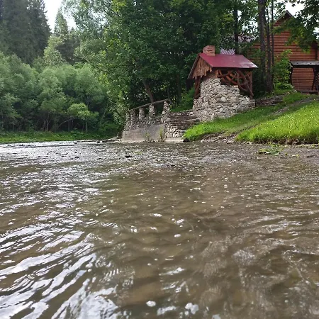 ヴィラ біля річки