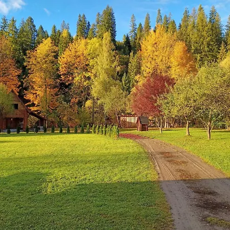 біля річки Villa