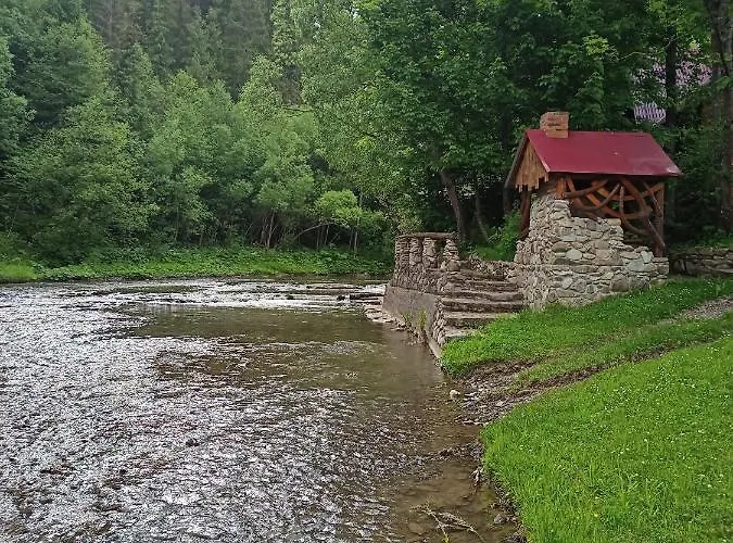 别墅 біля річки 艾兹基